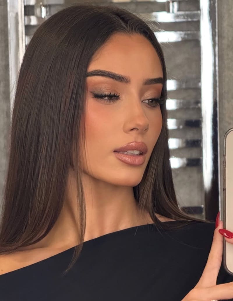 Clara taking selfie 