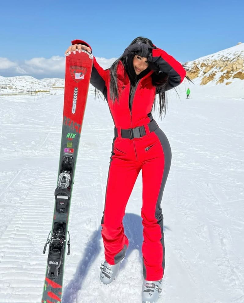 Babe in red ski outfit