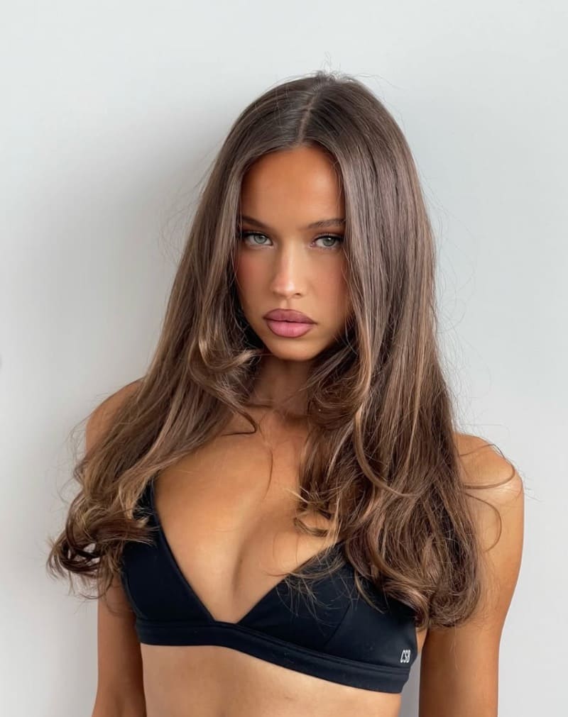 Isabelle in bra