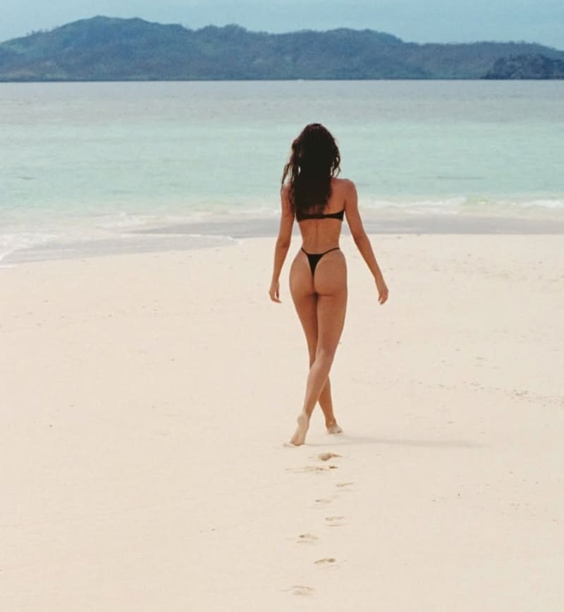 Isabelle on beach