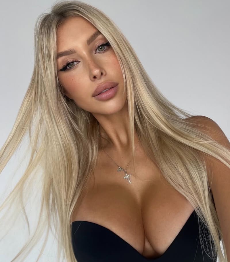 Sandra showing off nice tits