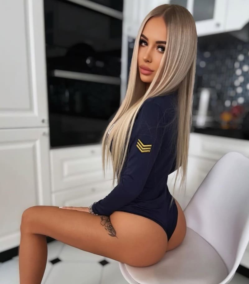 Blonde babe with perfect ass 