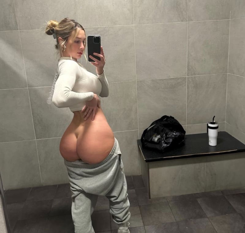 Babe with perfect ass in tight pants