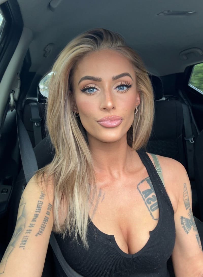 Babe in sexy outfit in car