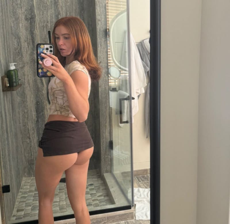 Zoey showing off ass