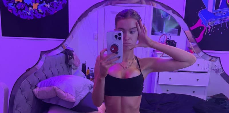 Babe in tight top FT