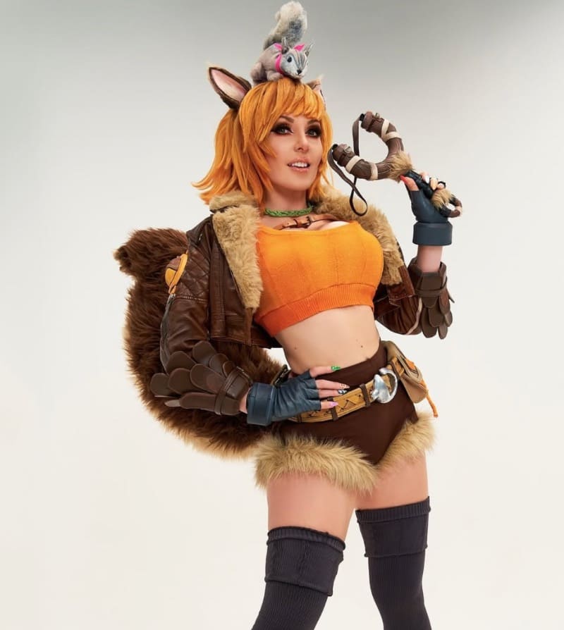 Jessica in sexy cosplay