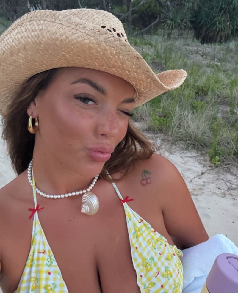 Alanna in cowgirl outfit