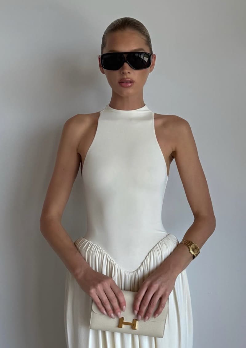 Elsa shows off perfect figure