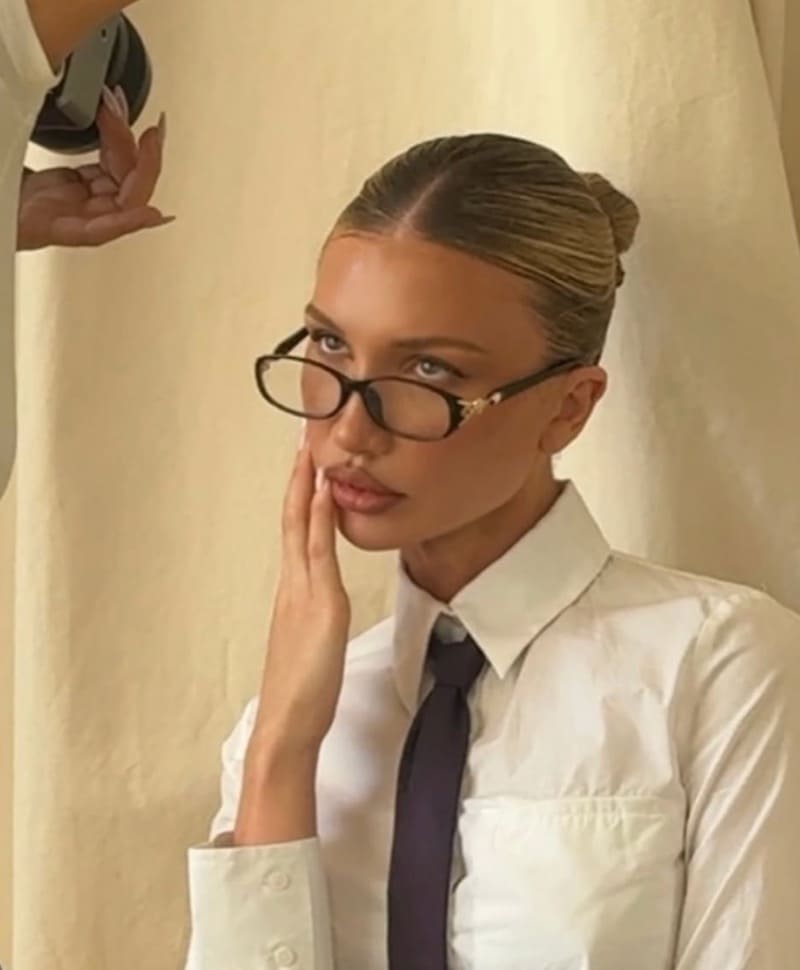 Babe in nerdy outfit
