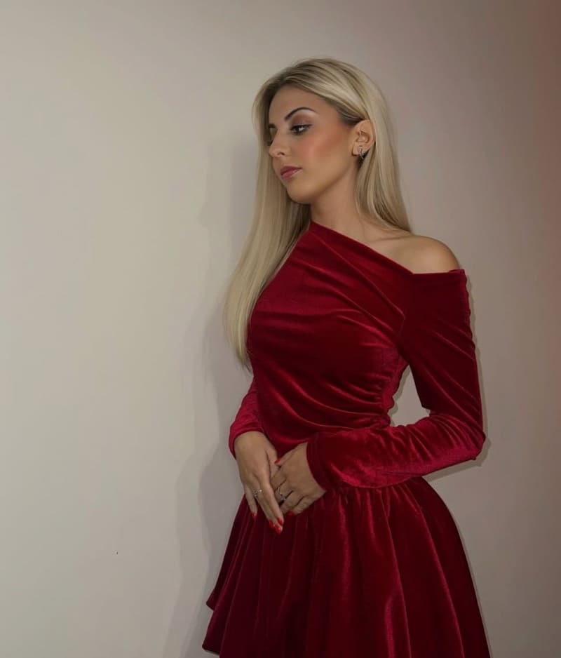 Beatriz in red dress