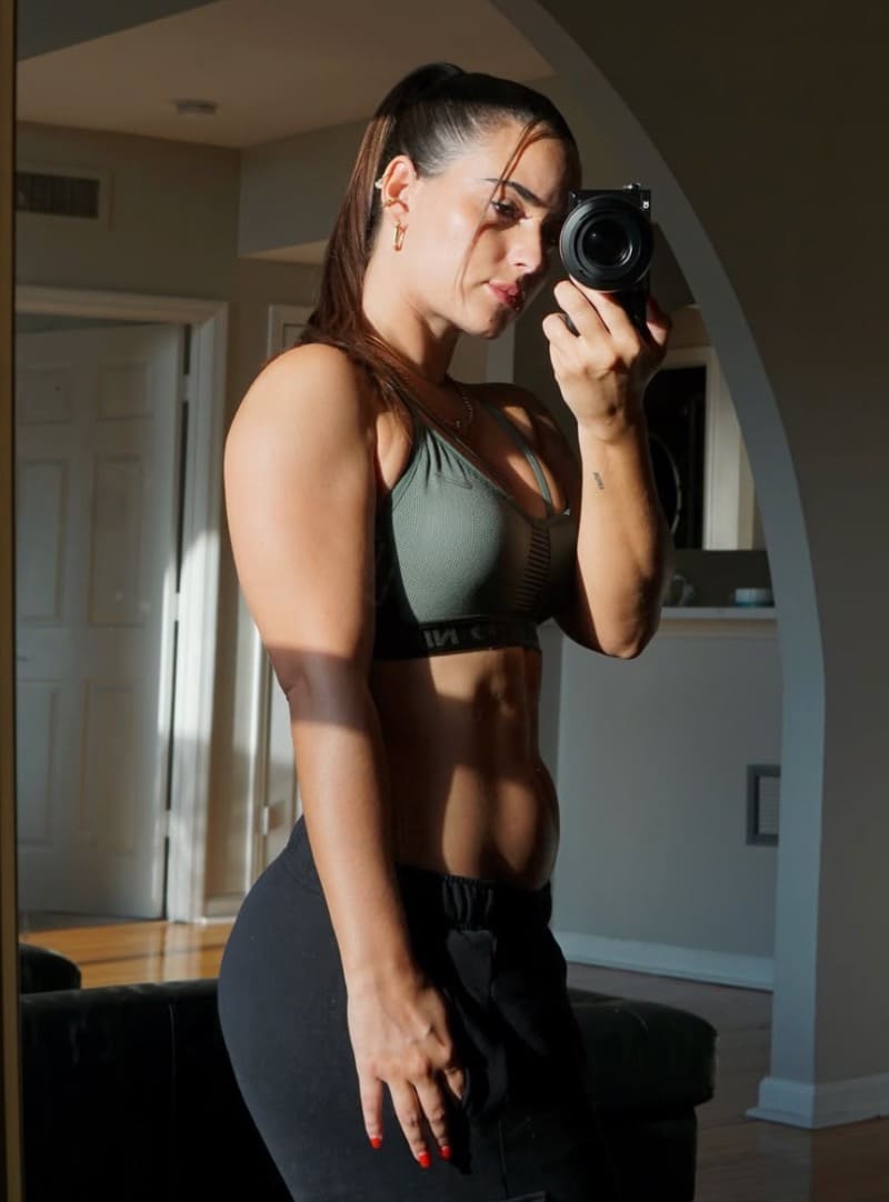 Maira in sexy sport outfit