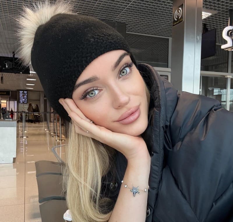 Sexy blonde with nice eyes in outfit