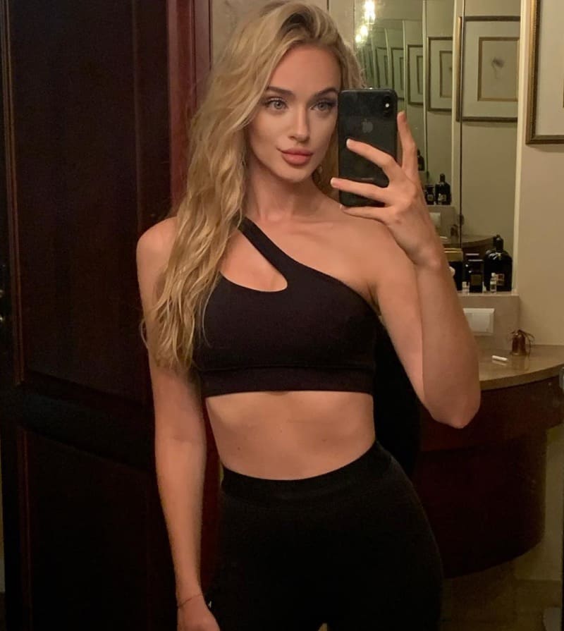 Babe in sexy sports outfit