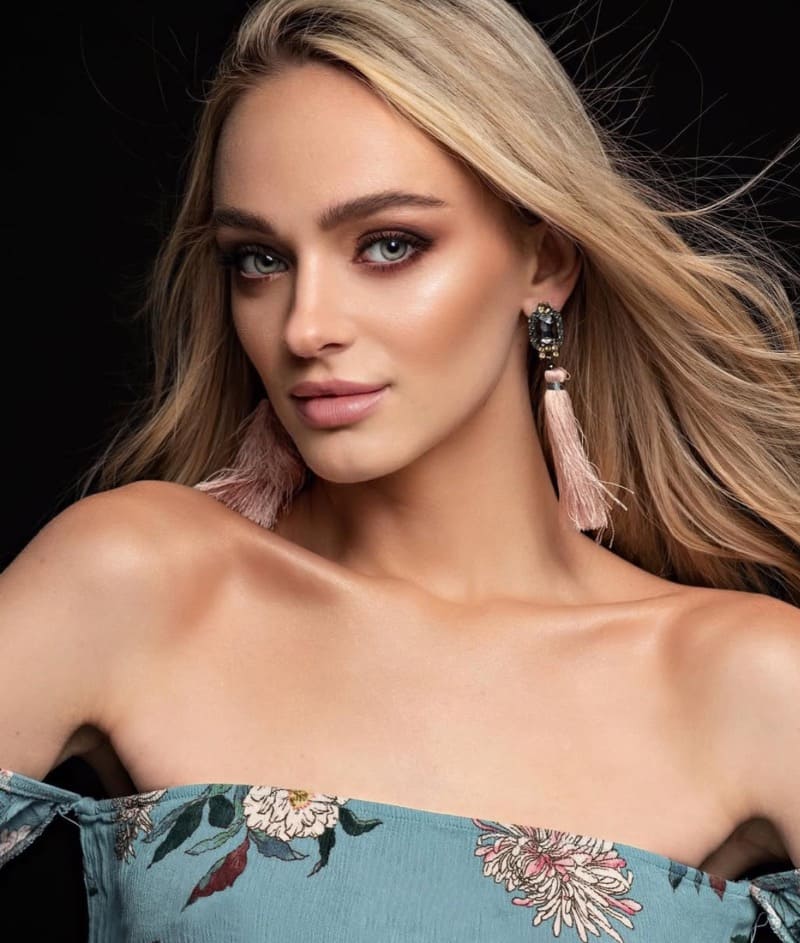 Kamila in sexy dress