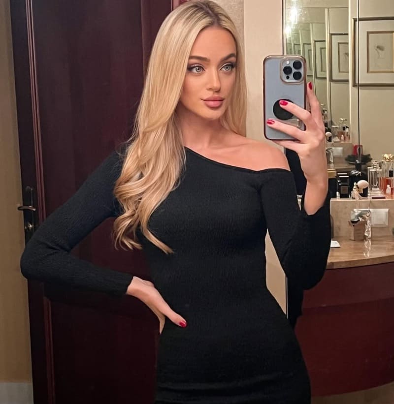 babe in sexy black dress