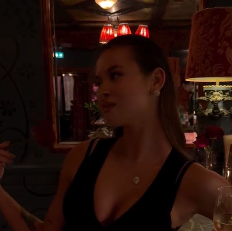 Babe in bar