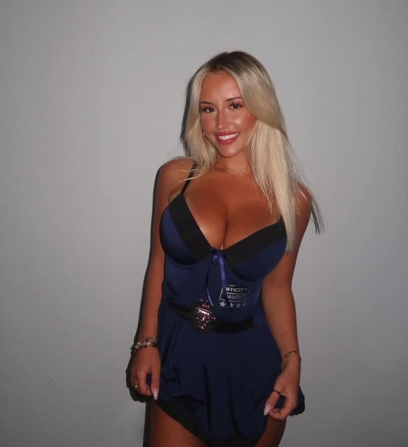 Sexy blonde with nice tits in outfit