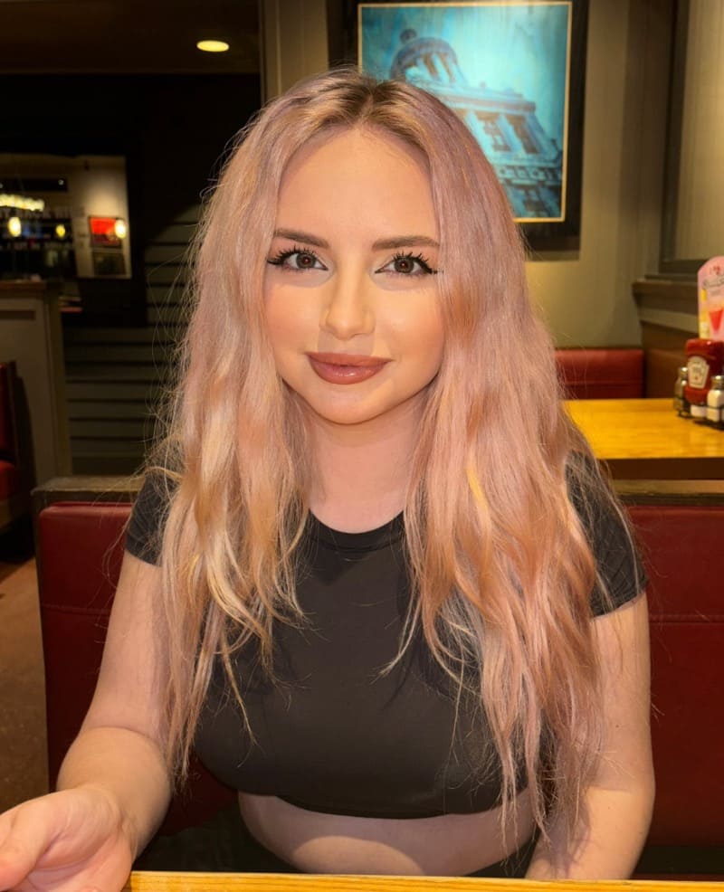 Kassidie in restaurant having dinner