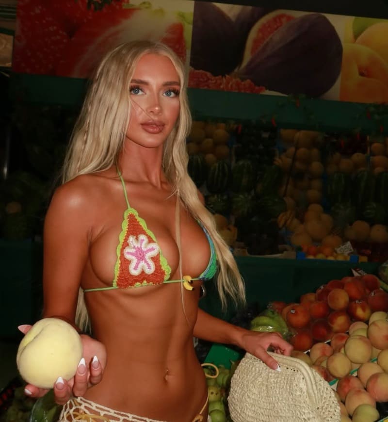 Babe with big tits in bikini