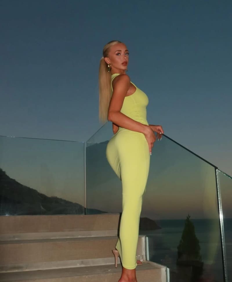 Babe in yellow outfit showing off ass