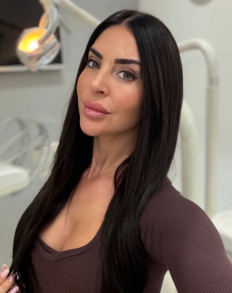 Melania in sexy tight brown top