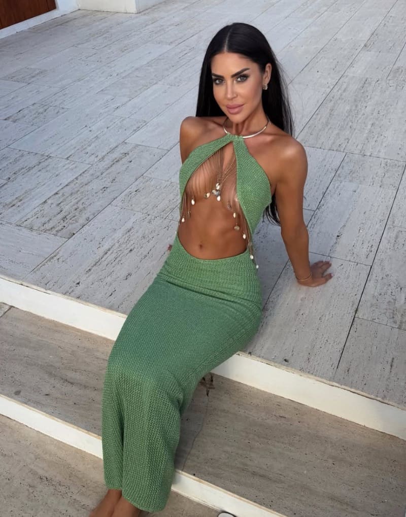 Babe in nice green dress 