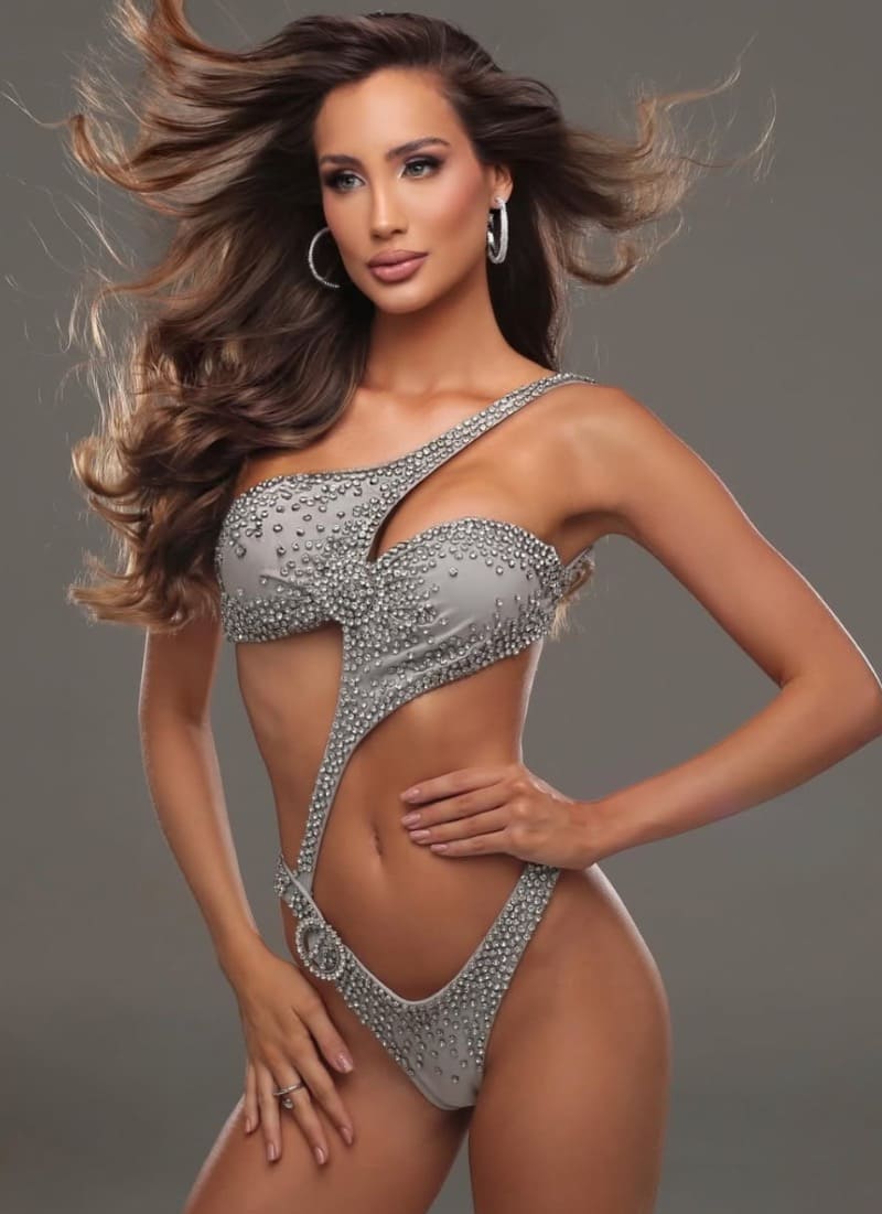 Laila showing off perfect figure in mini grey outfit