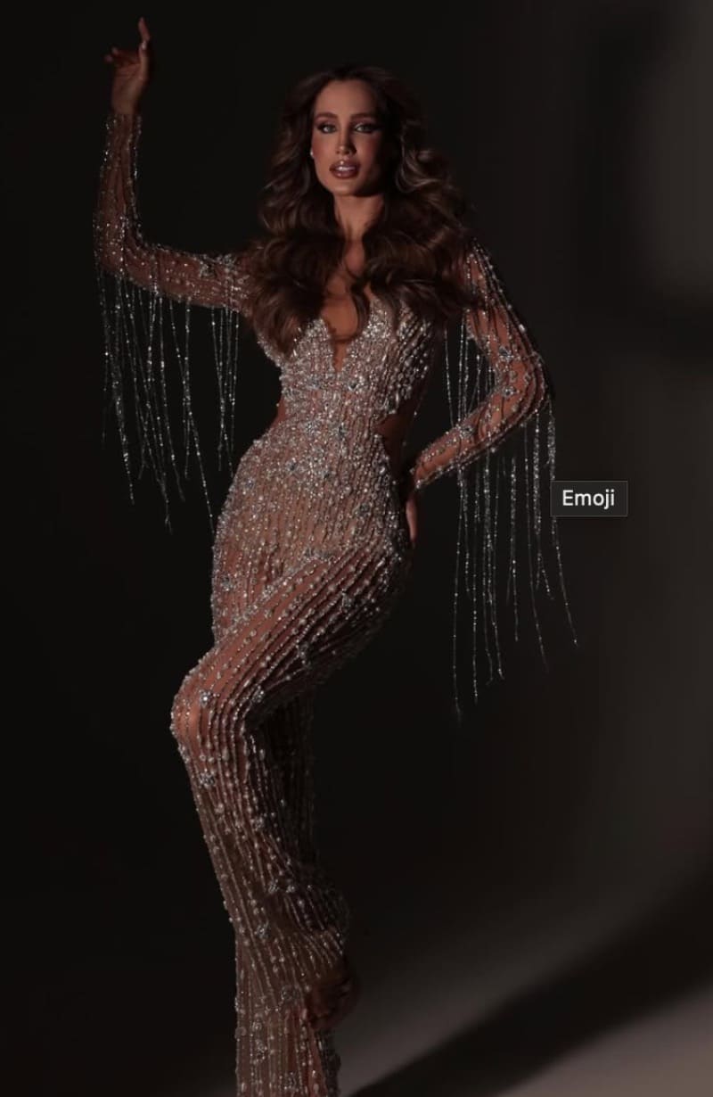 Laila in sexy outfit