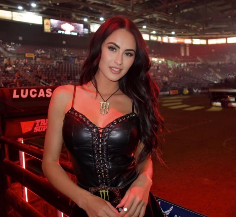 Hot babe in black tigth outfit