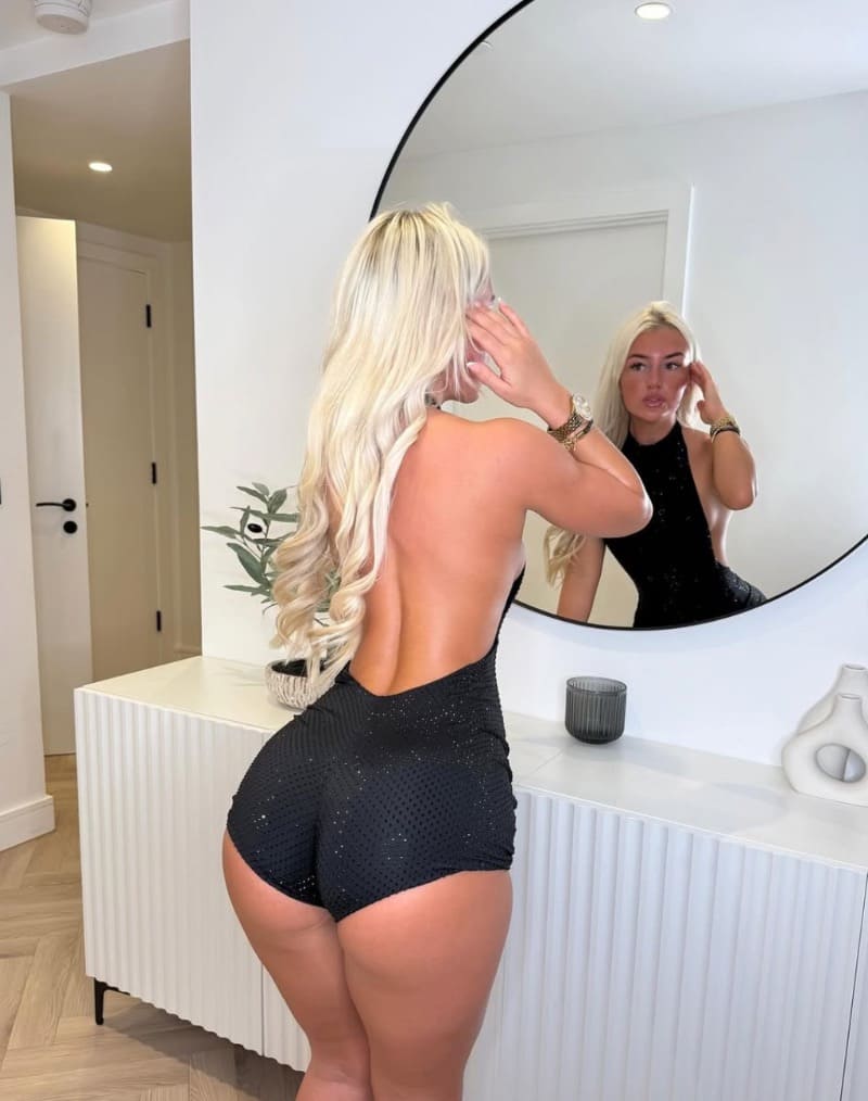 Babe with nice ass in black outfit getting ready showing off her ass