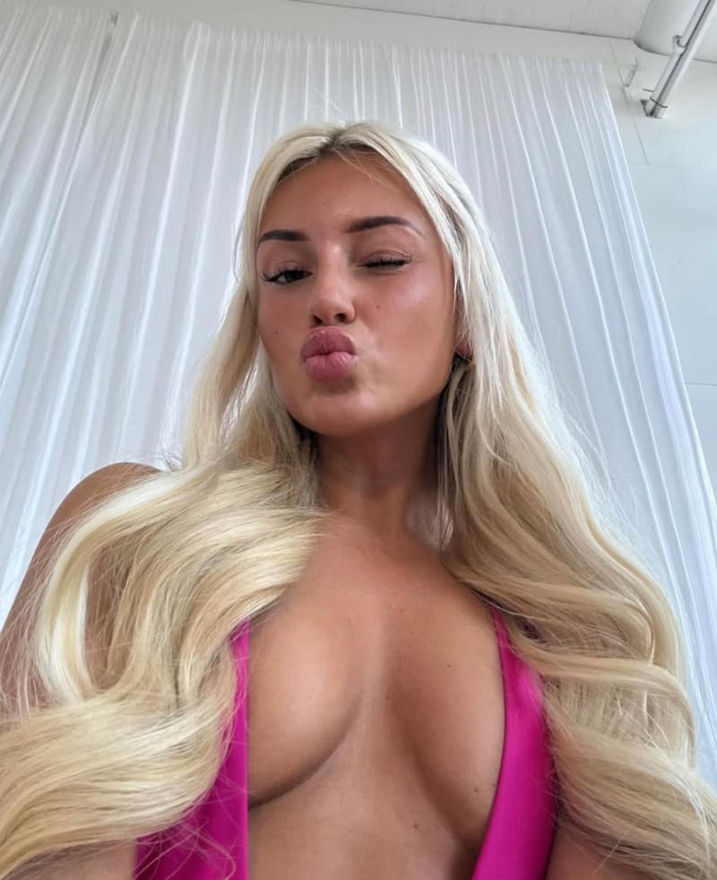 Babe in sexy pink outfit