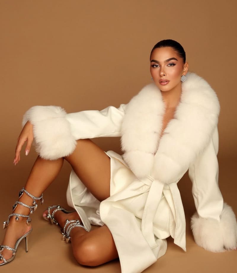 Babe in big fur coat