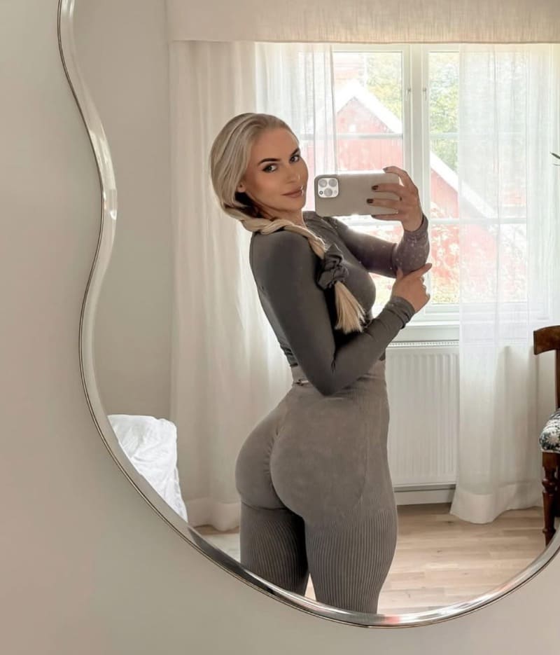 Babe with perfect ass in grey