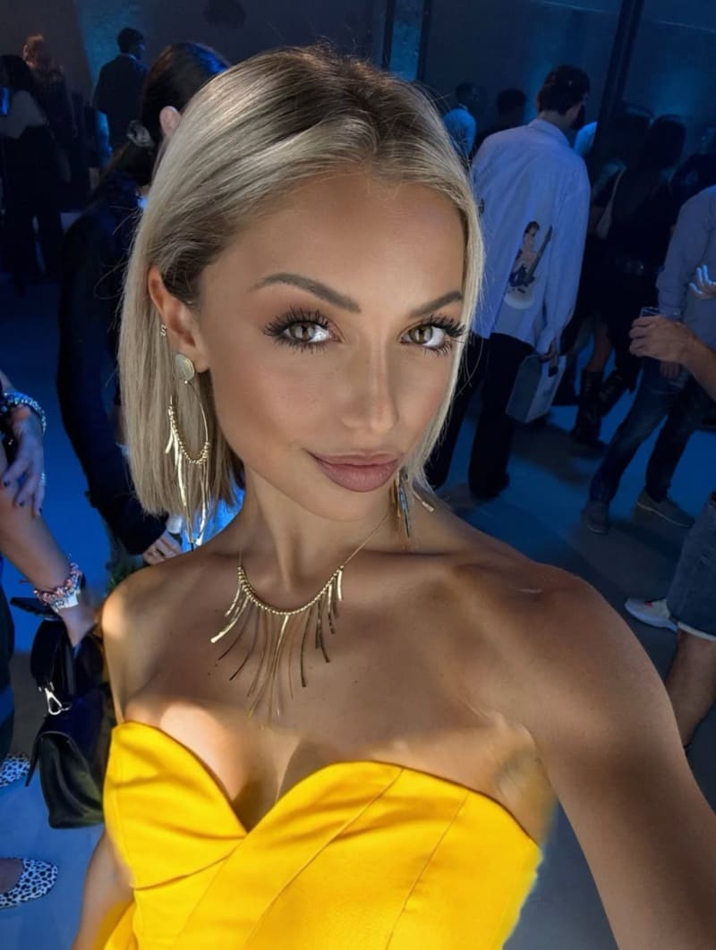 Babe in yellow dress