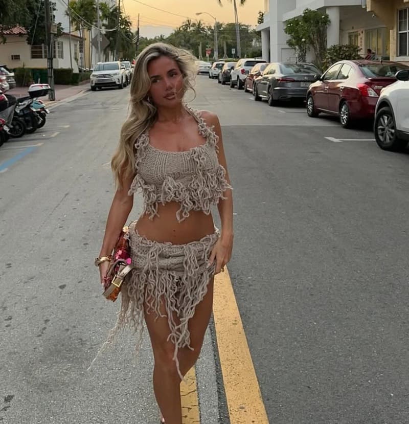 Babe in beige outfit