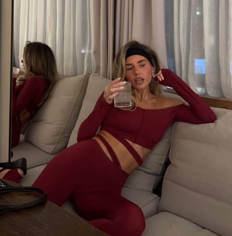 Babe in red tight outfit