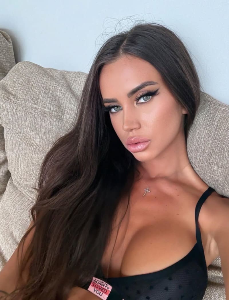 Leila shows off perfect figure