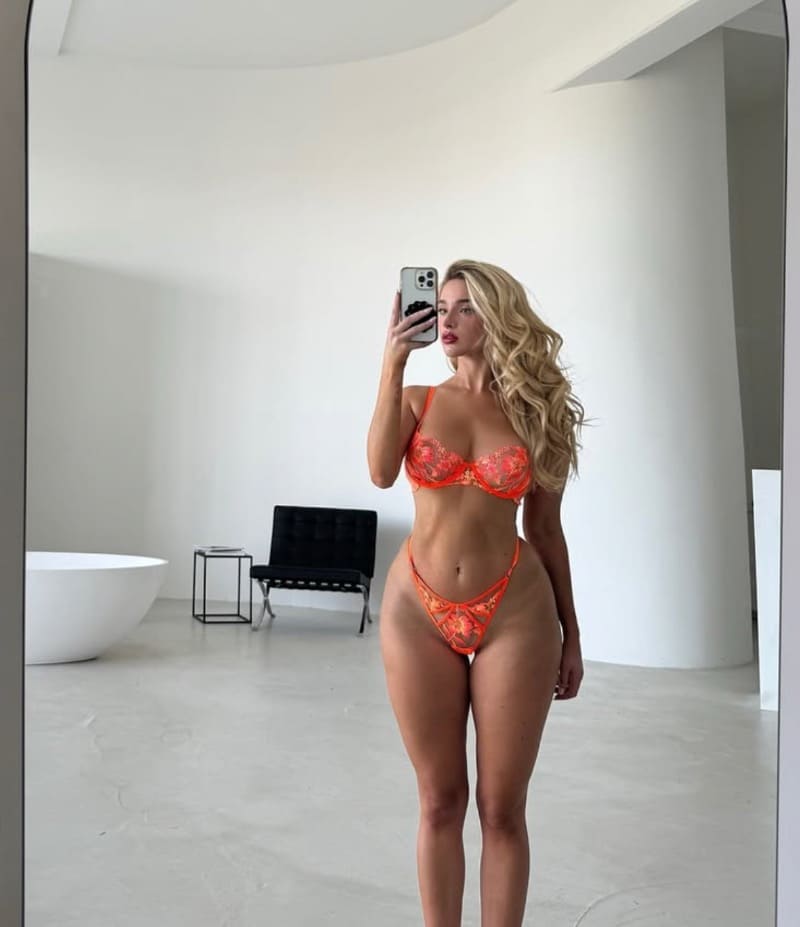 Sexy model in oranje