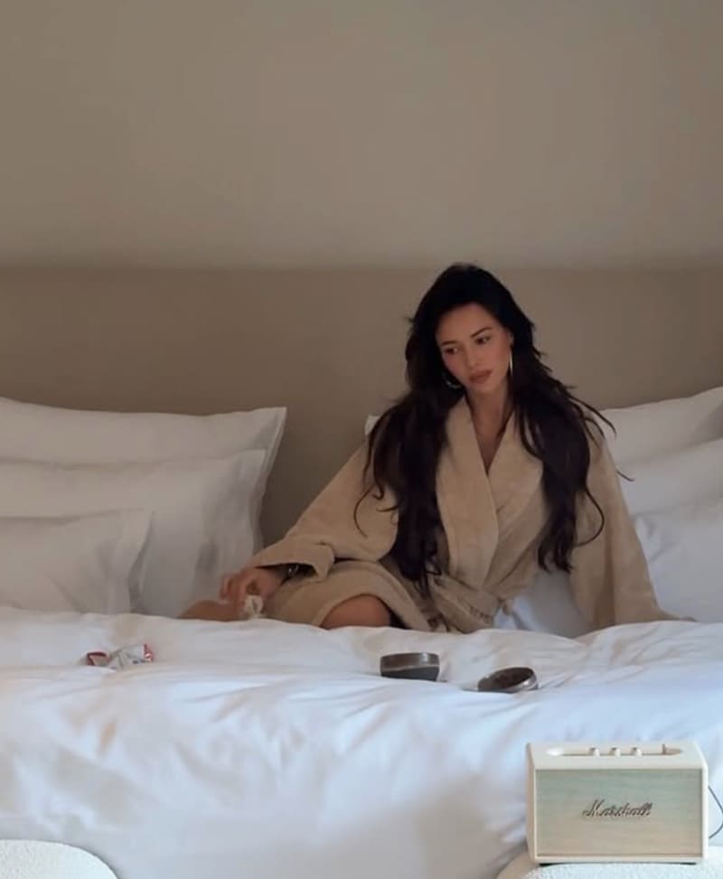 Babe in beige on bed