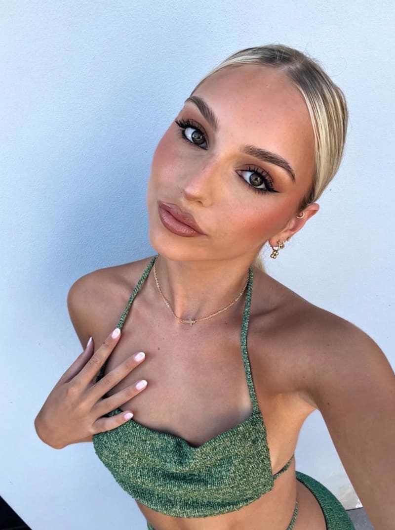 Charlotte takes selfie in tight green outfit