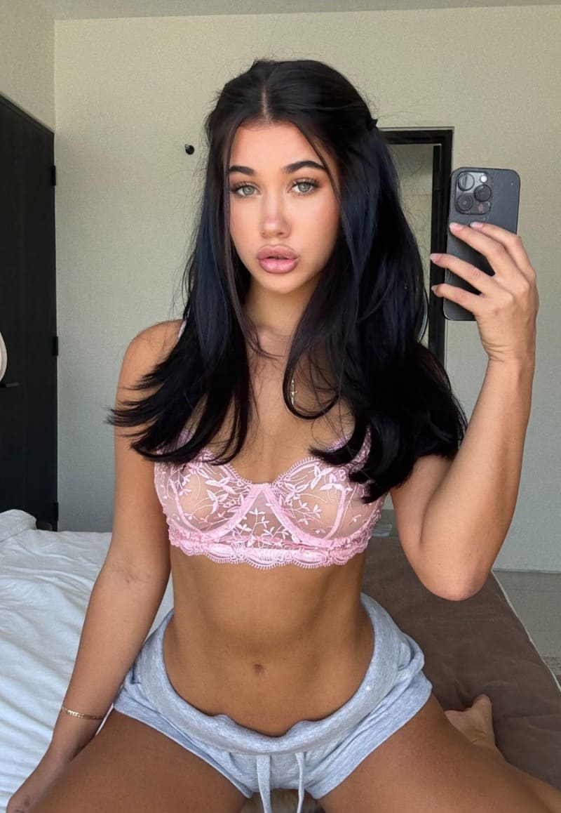 Minki in sexy pink top