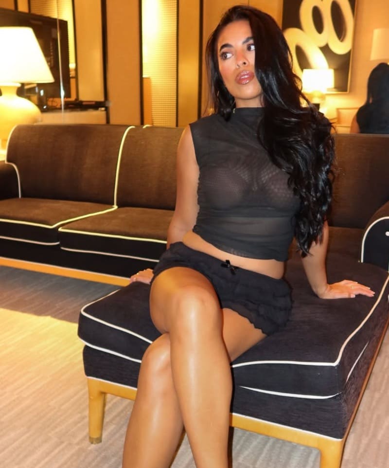 Babe in black outfit in lobby 