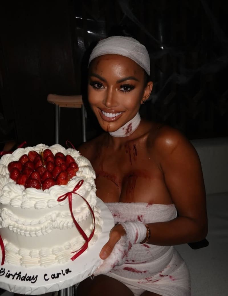 Babe with nice tits and pie