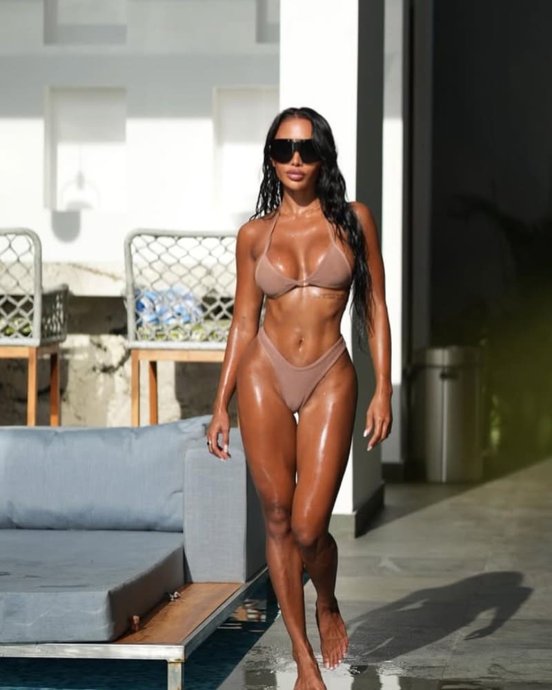 Anna in beige bikini