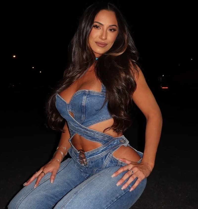 Sexy babe with nice ass