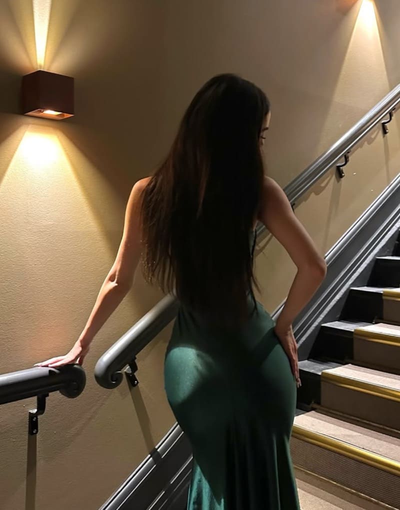 Babe with nice ass in green dress
