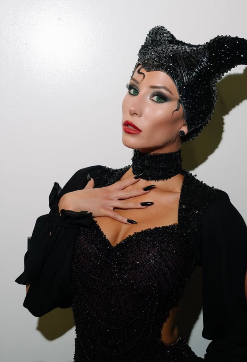 Babe in tight costume