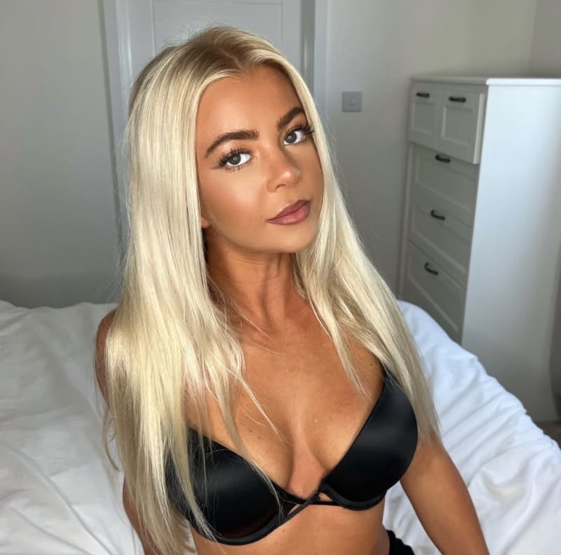 Alice in black lingerie on bed