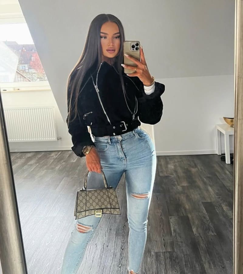 Sexy Sandra in jeans with nice figure